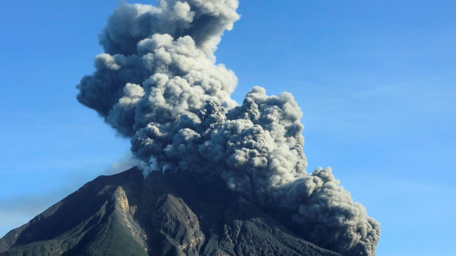 tirar cenizas volcanicas al mar la peculiar tecnica contra la contaminacion