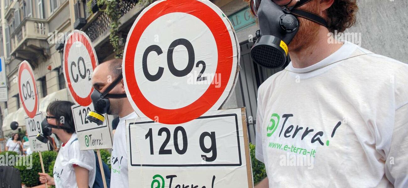 milan italia la demostracion de las organizaciones ambientales contra el calentamiento global y el cambio climatico 2aapb6j