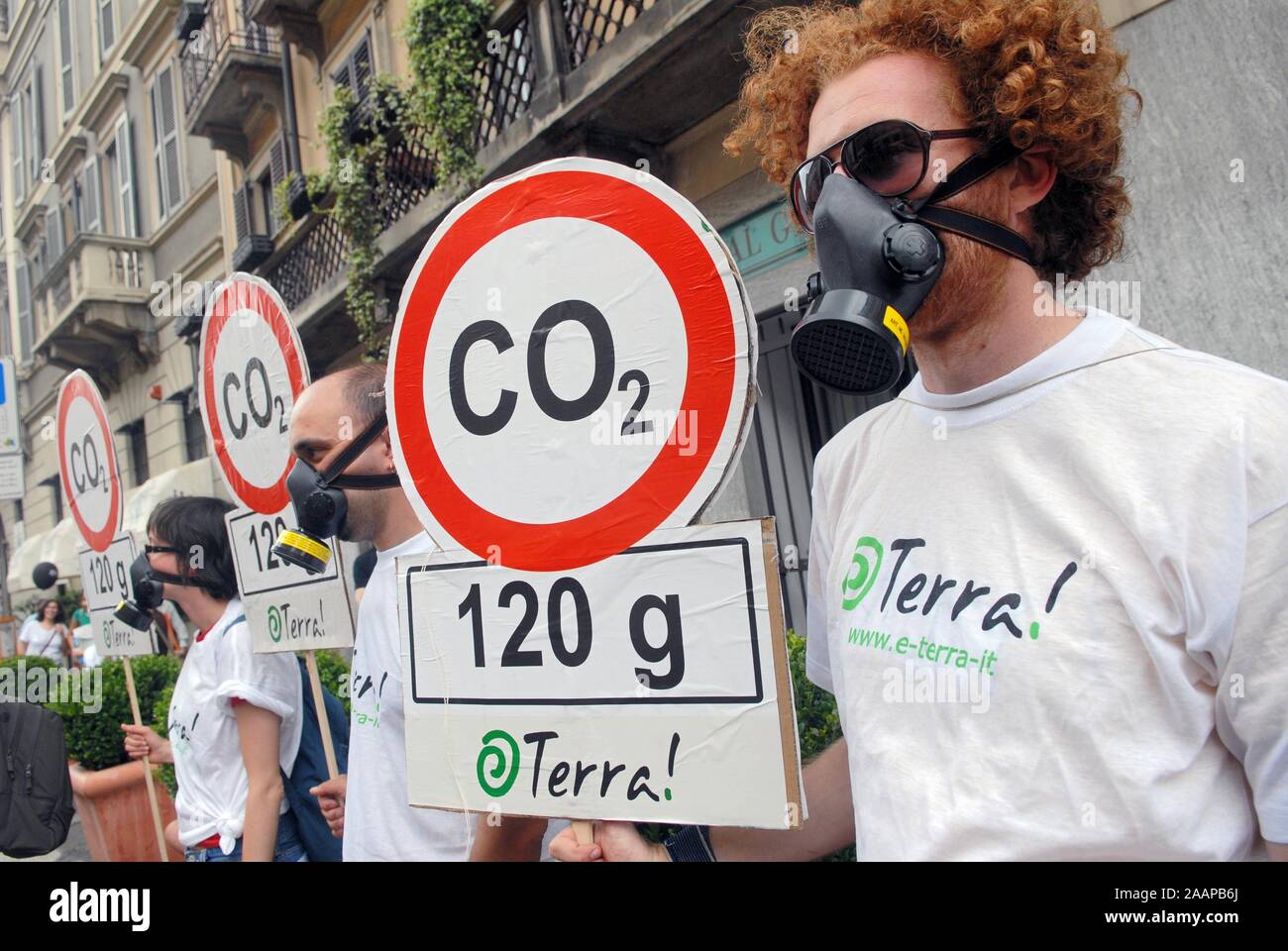 milan italia la demostracion de las organizaciones ambientales contra el calentamiento global y el cambio climatico 2aapb6j