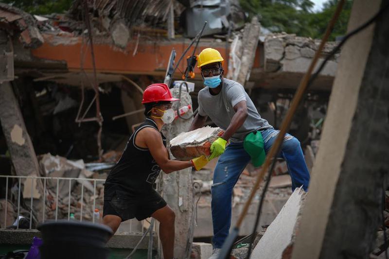 (Multimedia) Especial: Habitantes de Cali intensifican labores de búsqueda con la esperanza de rescatar sobrevivientes tras sismo 1 10 4 10