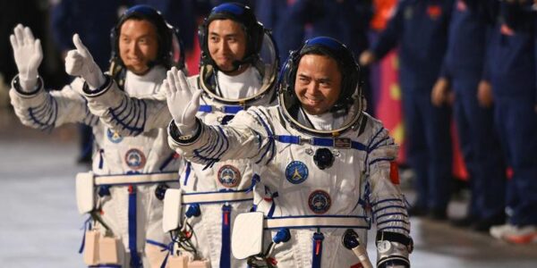 (Multimedia) China honra a astronautas de misión Shenzhou-21 con medallas 17 10 6 9