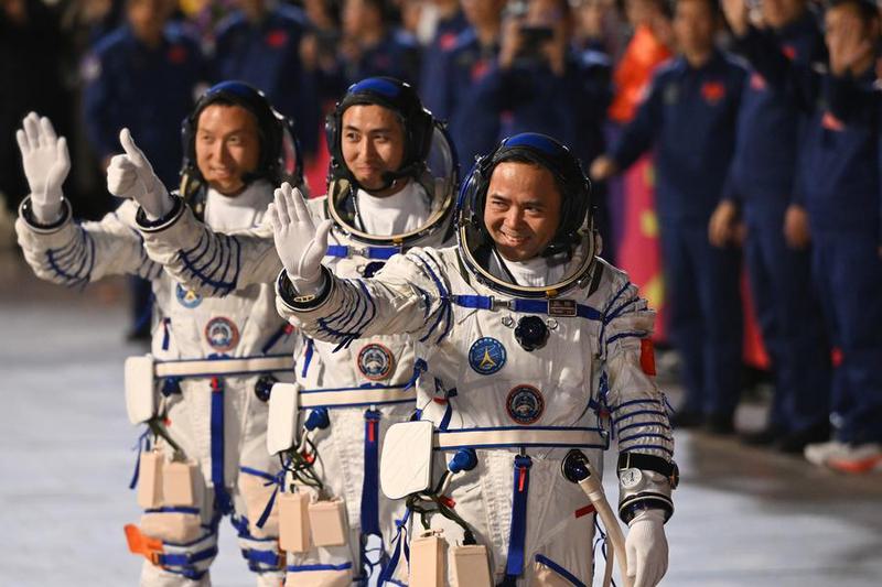 (Multimedia) China honra a astronautas de misión Shenzhou-21 con medallas 1 10 6 9