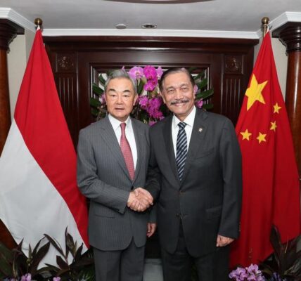 (Multimedia) Canciller chino afirma que cooperación entre China e Indonesia sirve de ejemplo para Sur Global 2 10 7 9