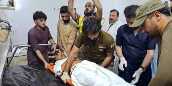 (Multimedia) Aumenta a 14 número de muertos por atentado suicida cerca de mitin por la paz en noroeste de Pakistán 11 12 15