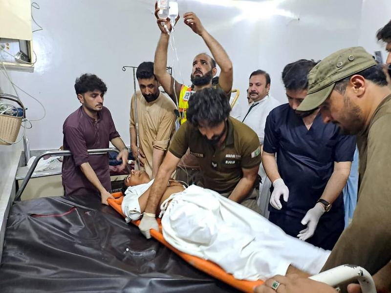 (Multimedia) Aumenta a 14 número de muertos por atentado suicida cerca de mitin por la paz en noroeste de Pakistán 1 12 15
