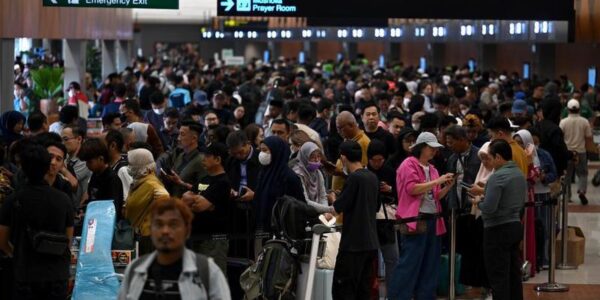 (Multimedia) Cierran temporalmente aeropuerto indonesio de Yakarta por ceniza volcánica 12 12 2 11