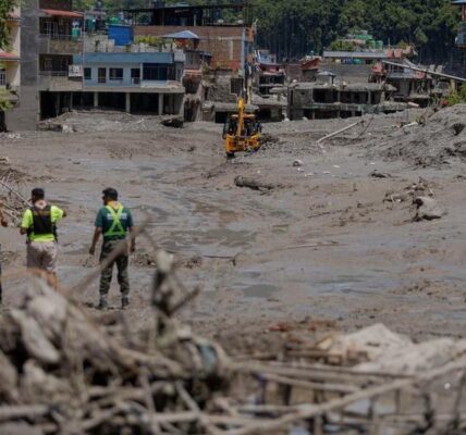 (Multimedia) Hay 579 muertos y 1.924 desaparecidos tras inundaciones en Nepal, dice autoridad de gestión de desastres 4 14 8 8