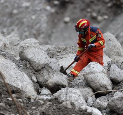 (Multimedia) China despliega más de 2.500 rescatistas en puerto fronterizo afectado por alud de lodo en Xizang 2 15 2 12