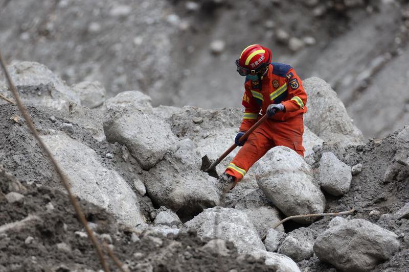 (Multimedia) China despliega más de 2.500 rescatistas en puerto fronterizo afectado por alud de lodo en Xizang 1 15 2 12