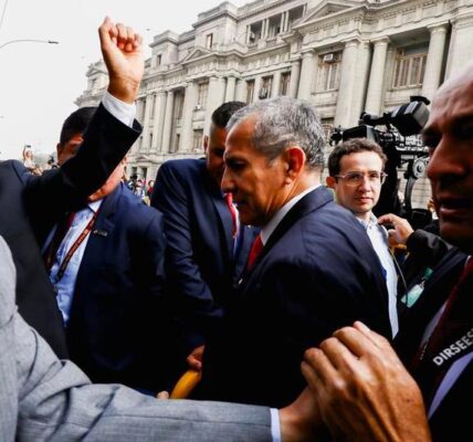(Multimedia) Expresidente peruano Ollanta Humala abandona prisión tras fallo de máximo Tribunal 3 16 22