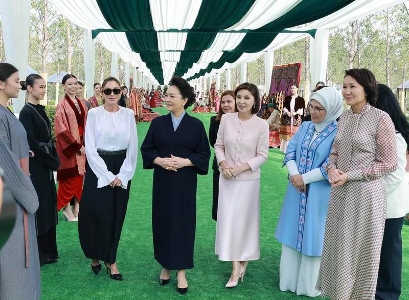 (Multimedia) Peng Liyuan asiste a un evento para los cónyuges de los líderes durante la Cumbre de la OCS 2 17 19