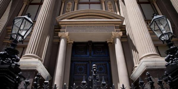 (Multimedia) Banco Central de Argentina coloca títulos por 810 millones de dólares para saldar deuda con empresas importadoras 13 2 6