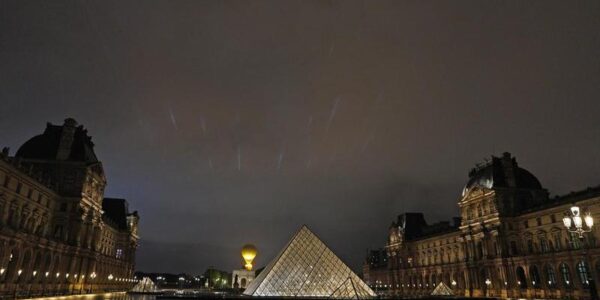 El Louvre reabre tres días después de un robo de joyas 13 22 4 2