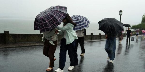 (Multimedia) China renueva alertas por tormentas de lluvia y tifón 15 24 1 10