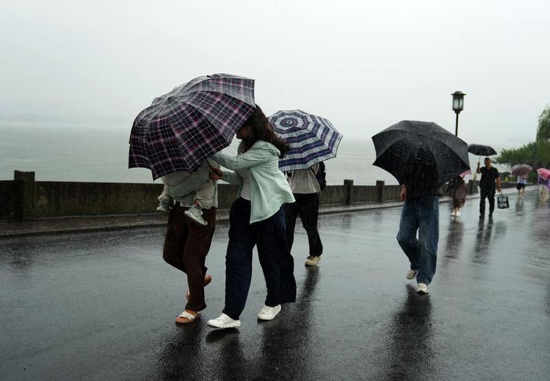 (Multimedia) China renueva alertas por tormentas de lluvia y tifón 1 24 1 10