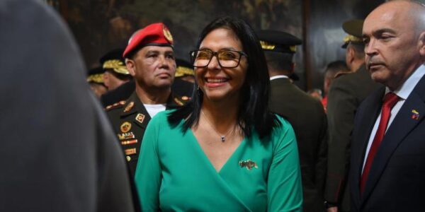 (Multimedia) Presidenta encargada de Venezuela no tiene previsto viajar fuera del país, asegura ministro de Comunicación 14 24 9