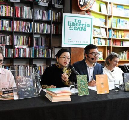 (Multimedia) Escritores chinos y latinoamericanos abordan la minificción en encuentro literario en Chile 3 26 17