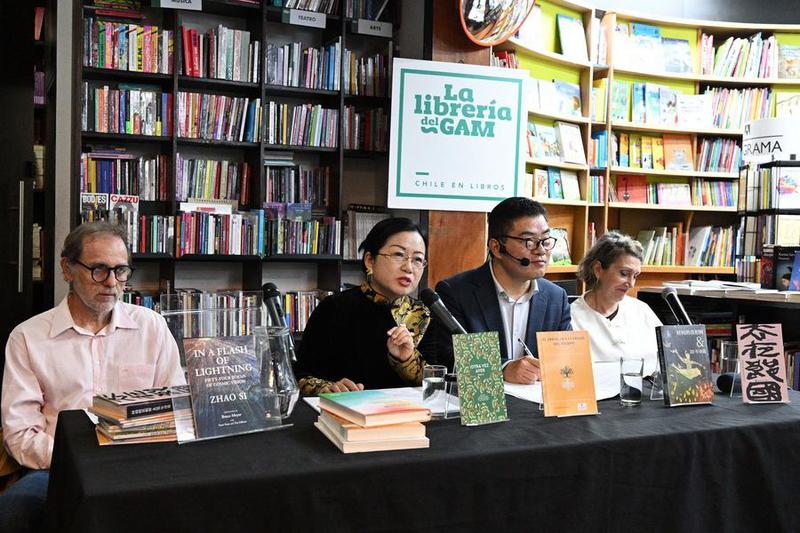 (Multimedia) Escritores chinos y latinoamericanos abordan la minificción en encuentro literario en Chile 1 26 17