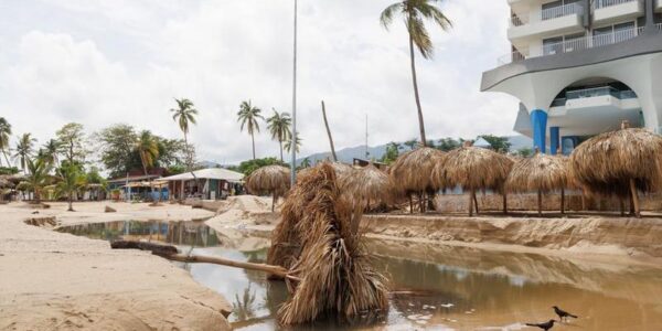 (Multimedia) Huracán Erick alcanza categoría 2 y continúa fortaleciéndose previo a impacto en suroeste de México 12 3 6