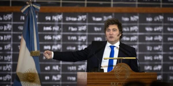 (Multimedia) Más de la mitad de argentinos desaprueba gestión de Milei, según encuesta 15 3 9 1