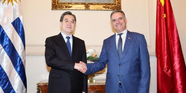 China está dispuesta a reforzar la asociación estratégica integral con Uruguay, según vicepremier chino 12 43 6