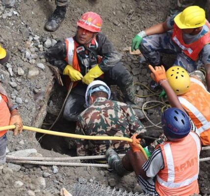 (Multimedia) Número de muertos por la avalancha de lodo en Nepal asciende a 1.344, según la policía 4 5 2 11