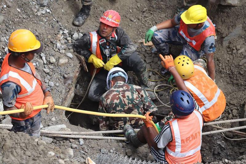 (Multimedia) Número de muertos por la avalancha de lodo en Nepal asciende a 1.344, según la policía 1 5 2 11