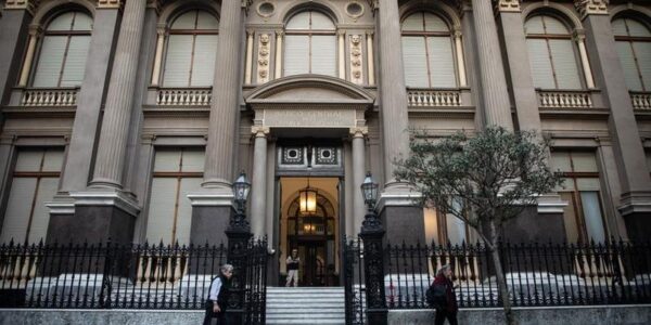 Banco Central de Argentina anuncia "repo" para aumentar reservas y nuevas medidas monetarias 16 59