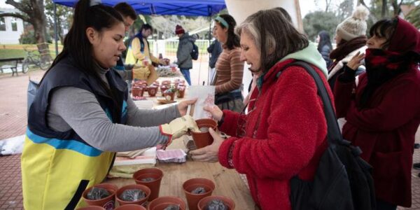 (Multimedia) Especial: Cientos hacen fila para llevar a casa una rosa durante tradicional poda en Buenos Aires 16 6 4 1