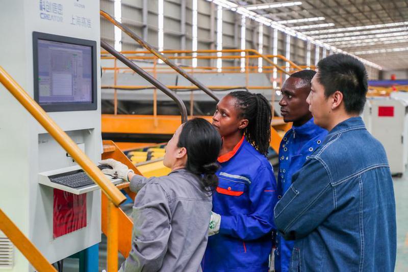 (Multimedia) China solicita opiniones públicas sobre proyecto de medidas administrativas para inversión en el exterior 1 7 7 4