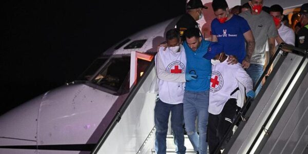 (Multimedia) Llegan a Venezuela 252 migrantes que estaban detenidos en El Salvador 13 7 8 1