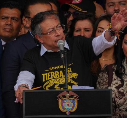 Petro presenta informe de Interpol que descarta nexos suyos con narcotráfico u otros delitos 5 73 6