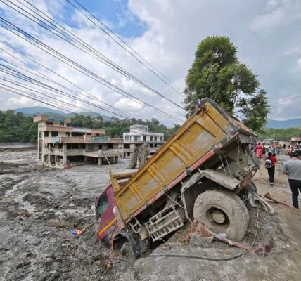 (Multimedia) Muertos por avalancha de lodo en Nepal ascienden a 1.252 con 4.875 desaparecidos, según la Policía 1 8 1 12