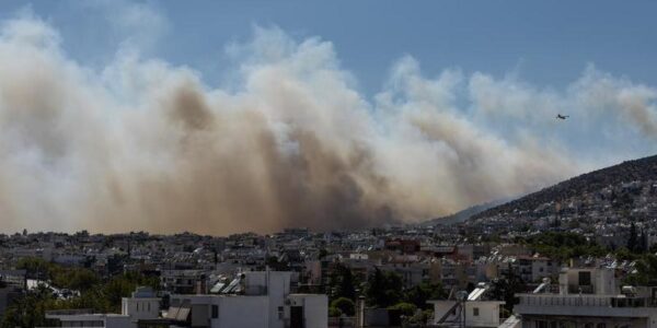 (Multimedia) Avance: Colisionan 2 helicópteros mientras combatían incendio forestal en Grecia 12 8 21