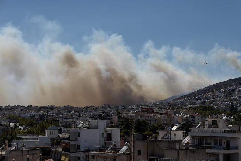 (Multimedia) Avance: Colisionan 2 helicópteros mientras combatían incendio forestal en Grecia 1 8 21