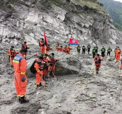 (Multimedia) Llevan a cabo ceremonias fúnebres para víctimas de fatal avalancha de lodo en Xizang 2 8 22