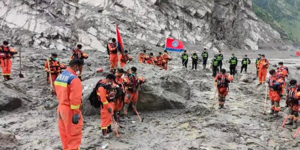 (Multimedia) Llevan a cabo ceremonias fúnebres para víctimas de fatal avalancha de lodo en Xizang 17 8 22