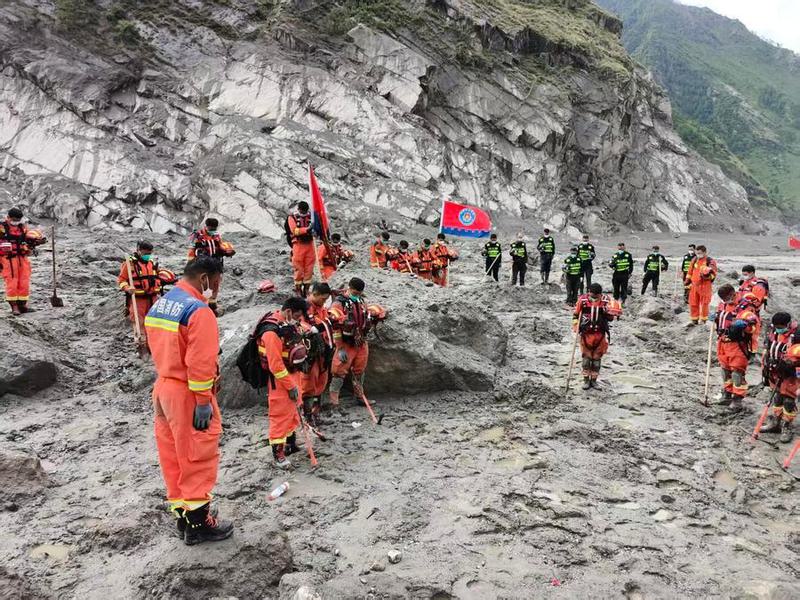 (Multimedia) Llevan a cabo ceremonias fúnebres para víctimas de fatal avalancha de lodo en Xizang 1 8 22