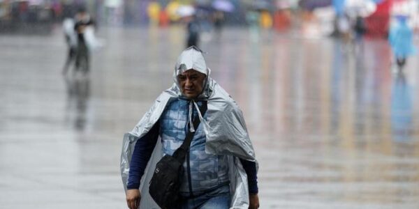 (Multimedia) Huracán Erik alcanza categoría 3 y se aproxima a costas del sur de México 12 8 5