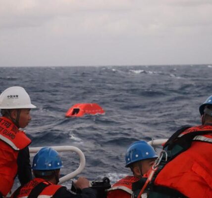 (Multimedia) Ampliación 2: China entrega a Filipinas 15 marineros filipinos rescatados de un naufragio y dos fallecidos 5 9 7 2