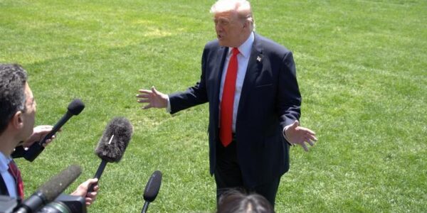 Trump afirma estar "solo seminegociando" con Irán, reportan medios 11 90 5