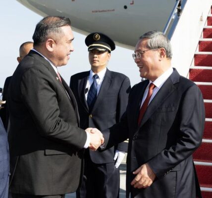 (Multimídia) Primeiro-ministro chinês chega à Malásia para reuniões de líderes sobre cooperação no Leste Asiático 3 10 4 2