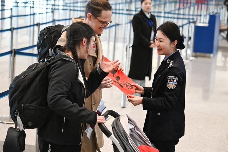 (Multimedia) Beijing experimenta aumento de viajes transfronterizos en 2025 1 11 3 3