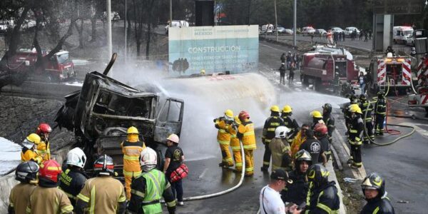 (Multimedia) Al menos tres muertos y 70 heridos por volcadura y explosión de pipa de gas en Ciudad de México 12 11 4 1