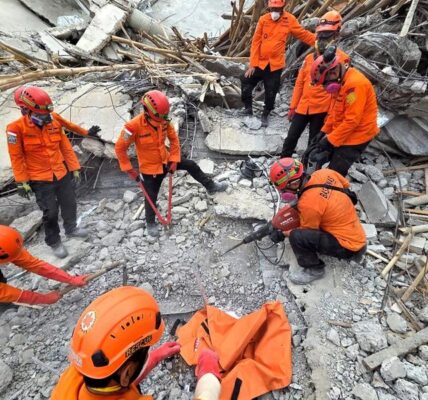 Sube a 60 cifras de muertos por colapso de edificio escolar en Indonesia 5 153 1