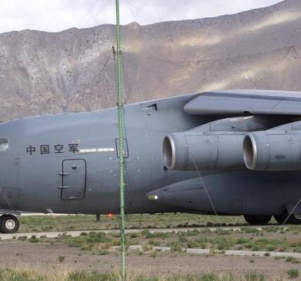 EPL envía equipo para coordinar esfuerzos de rescate en distrito afectado por alud de lodo en Xizang 2 169 4