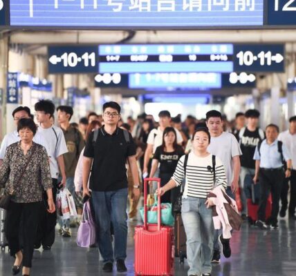 (Multimedia) China registra más de 50.000 millones de viajes de pasajeros entre regiones en primeros tres trimestres de 2025 5 17 3 2
