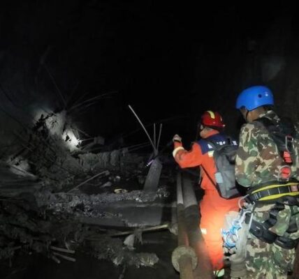 Muertos por avalancha de lodo en Nepal ascienden a 1.118, con 4.858 desaparecidos, según la Policía 2 184 4
