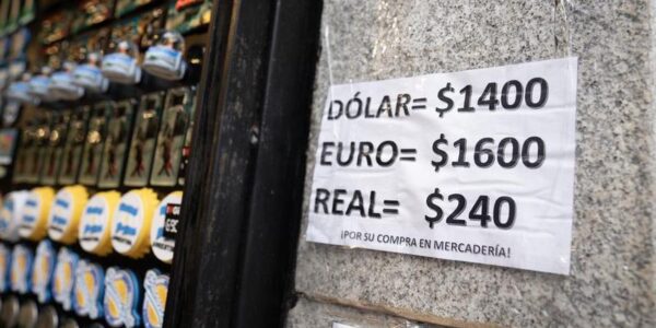 (Multimedia) Dólar en Argentina registra nueva alza y se acerca al límite superior del esquema de bandas 12 19 5 1