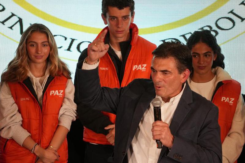 (Multimedia) Presidente electo de Bolivia anuncia fin de "la época de vivir del Estado" 1 2 4 2